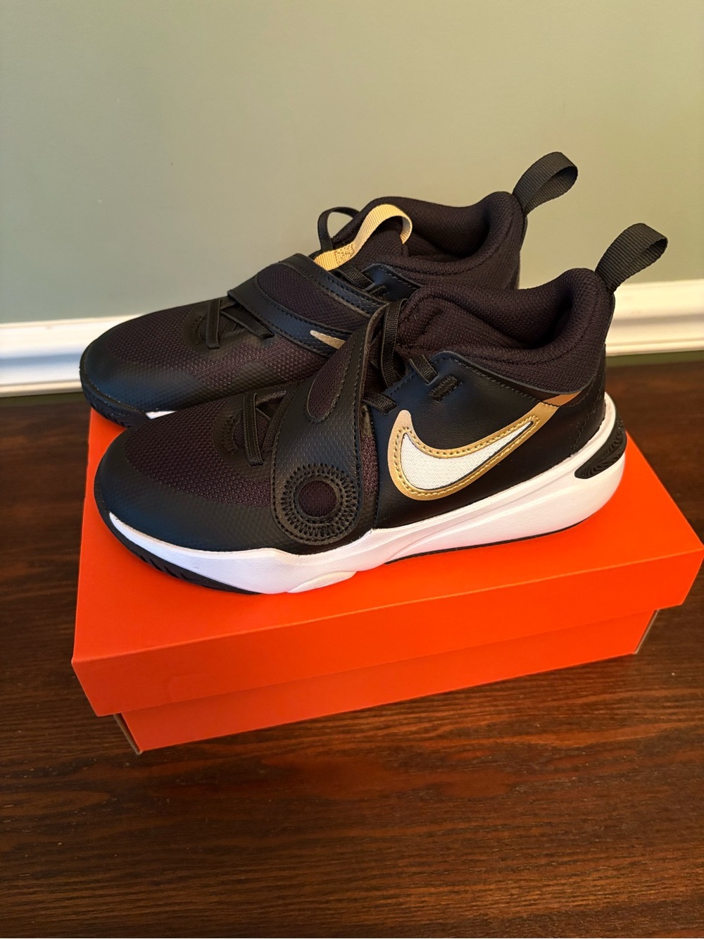 Nike Kids Black and Gold Athletic Shoes 2Y - Picture 3 of 8